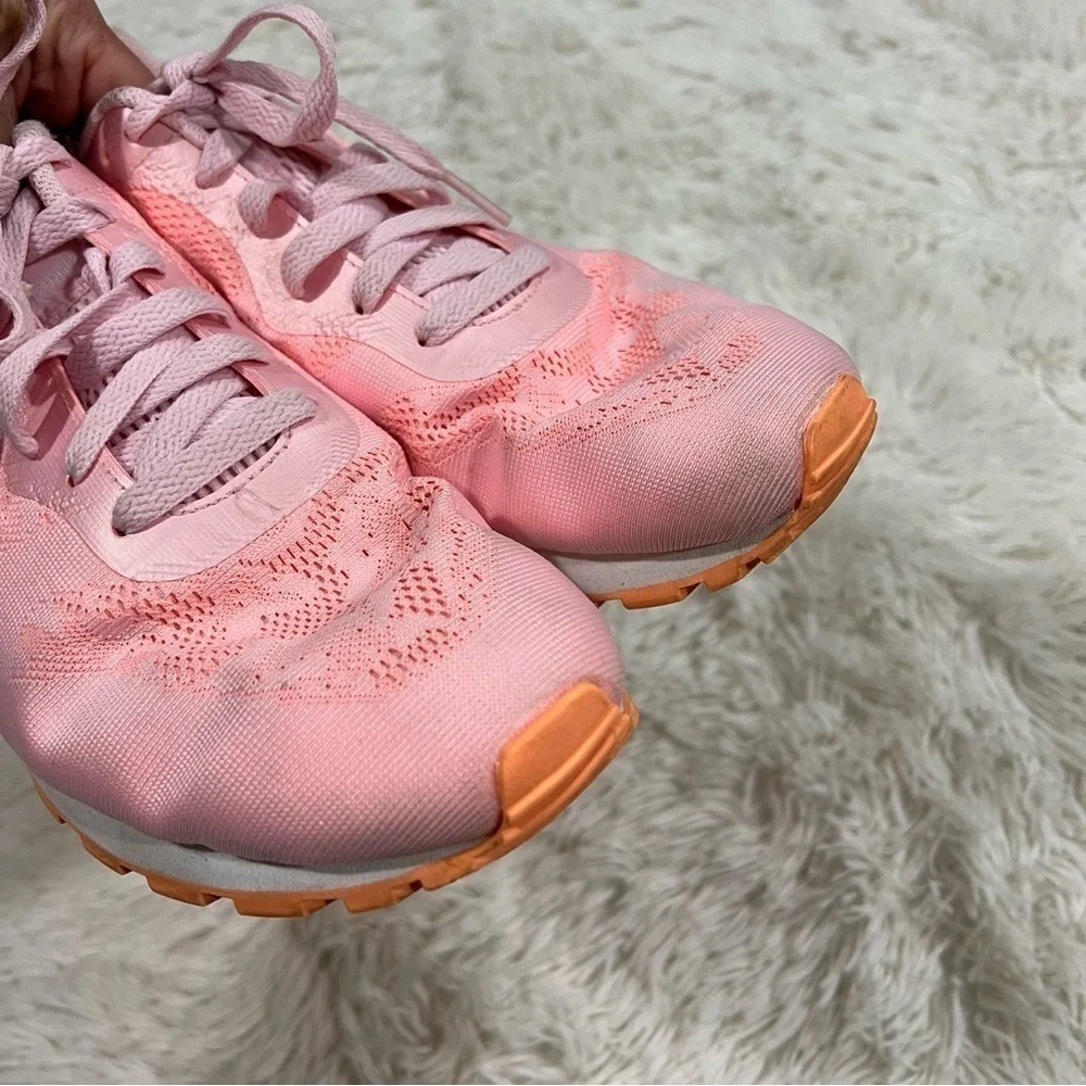 Nike women's md runner 2 br prism pink RARE size 9